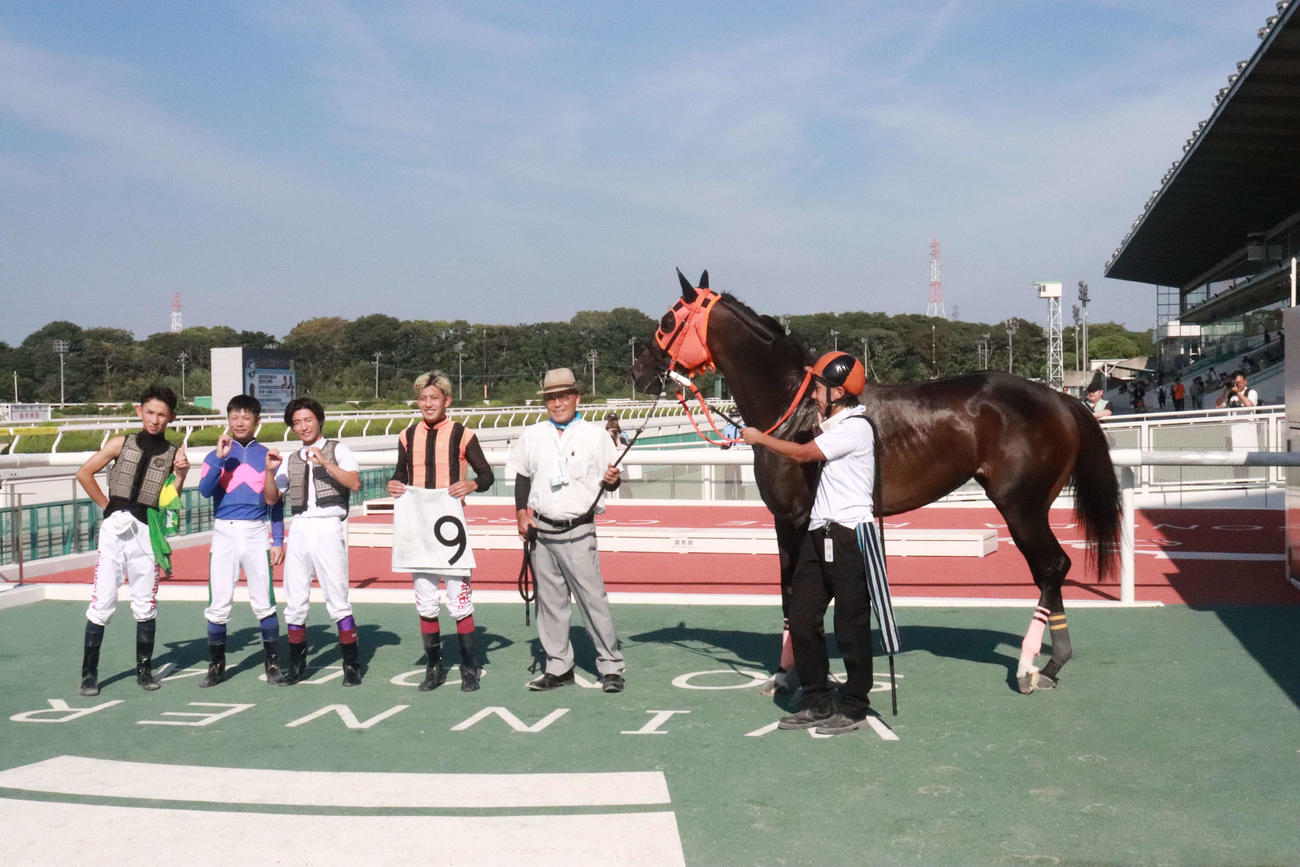 園田3Rで地方通算1000勝を達成した山口浩幸調教師（右から2人目）