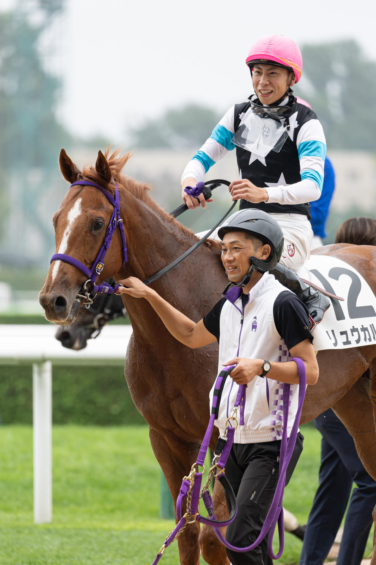 札幌5R、デビュー戦を制したリュウカルネと横山武騎手（撮影・村野早祐）