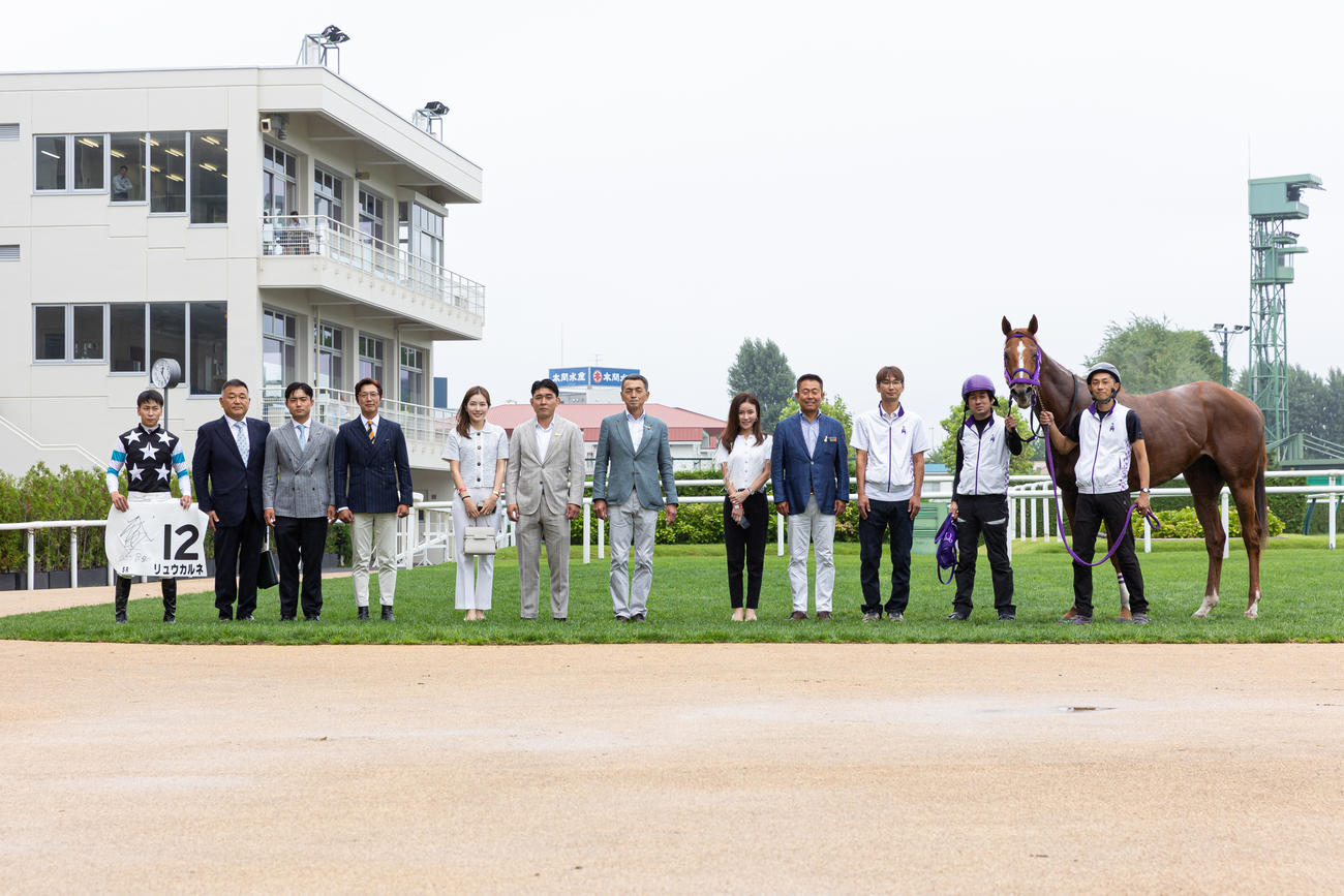 札幌5R、デビュー戦を制したリュウカルネと横山武騎手（撮影・村野早祐）