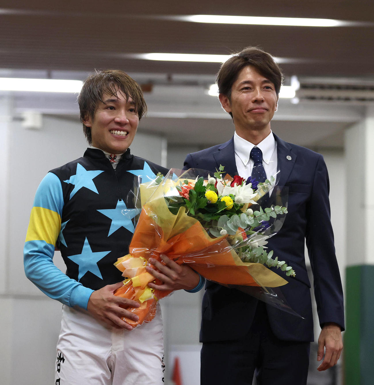 中京7R、引退セレモニーで記念写真に納まる和田翼騎手（左）と和田竜騎手（撮影・白石智彦）