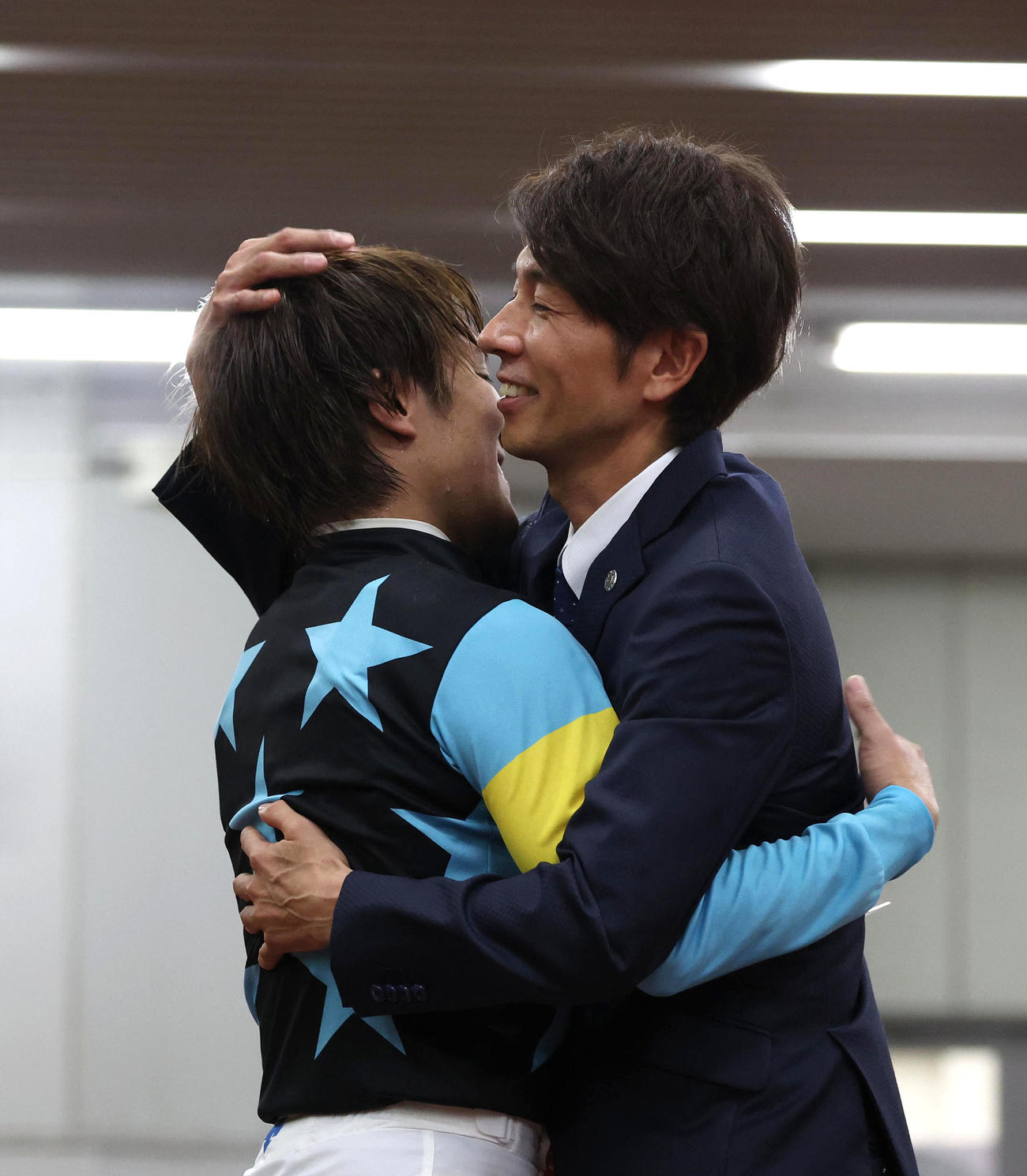 中京7R、引退する和田翼騎手（左）を抱き寄せてねぎらう和田竜騎手（撮影・白石智彦）