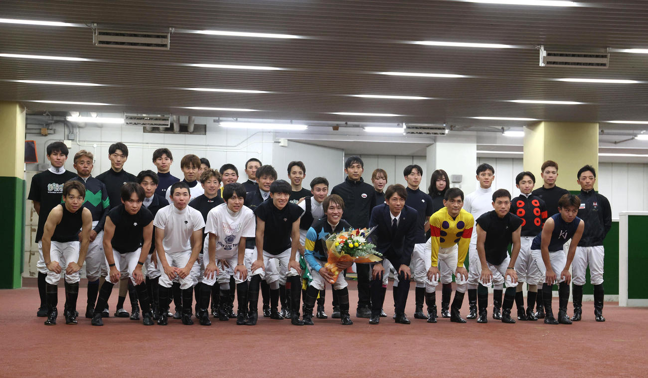 中京7R、引退セレモニーで騎手仲間らと記念写真に納まる和田翼騎手（前列右から5人目）（撮影・白石智彦）