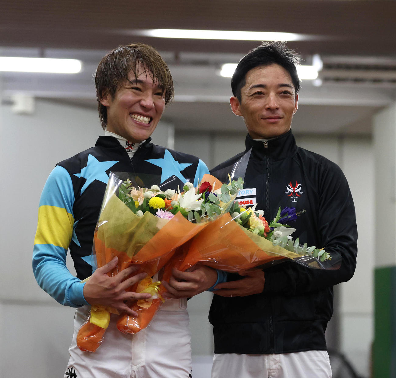 中京7R、引退セレモニーで記念写真に納まる和田翼騎手（左）と川田騎手（撮影・白石智彦）