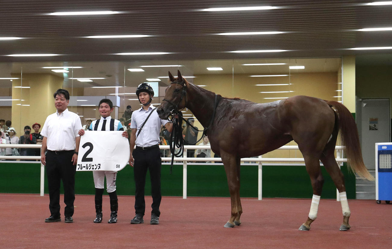 中京5R、新馬戦を制したフルールジェンヌと口取りに並ぶ田口騎手（中央）（撮影・白石智彦）