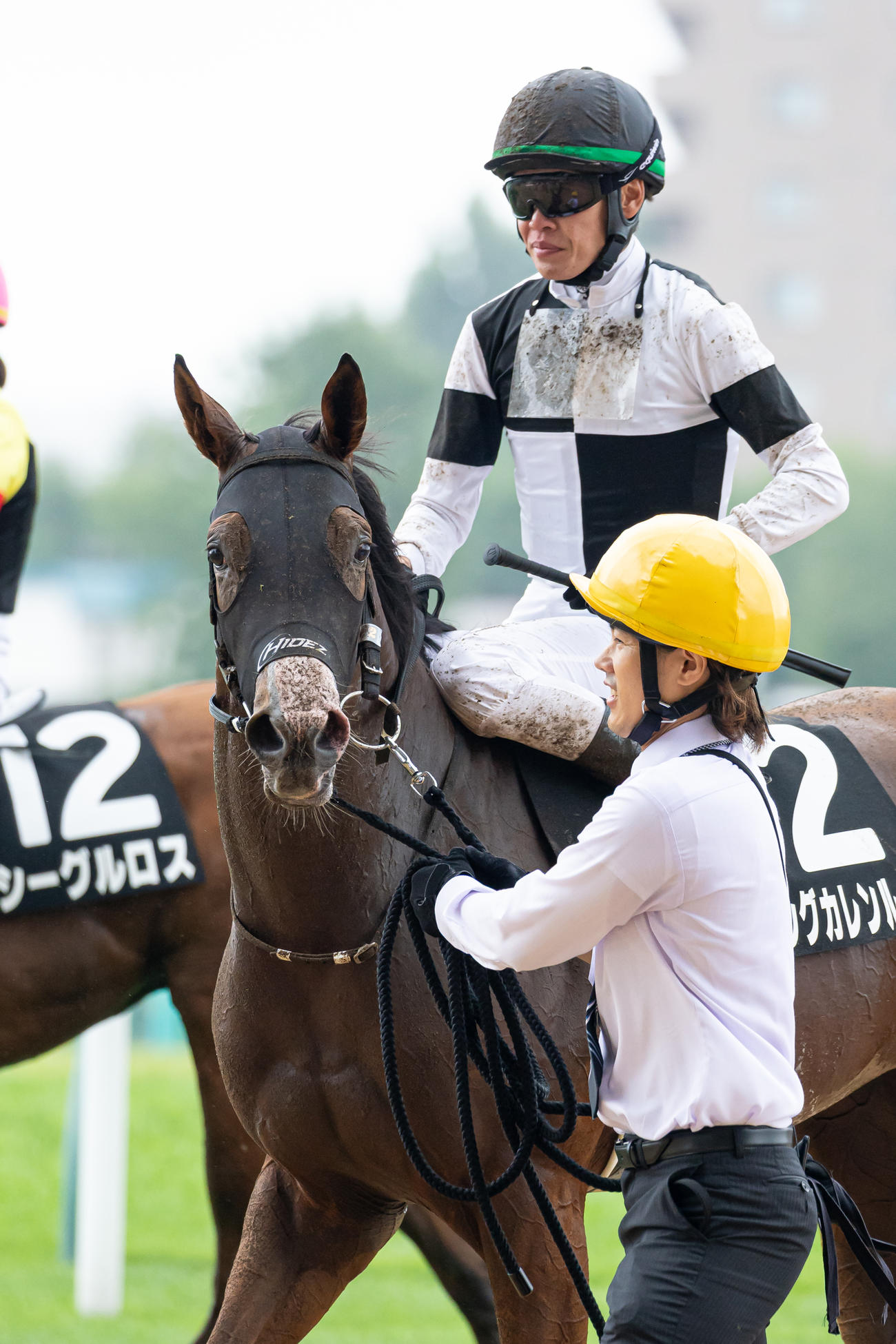 すずらん賞を制したビッグカレンルーフと石川倭騎手（撮影・村野早祐）