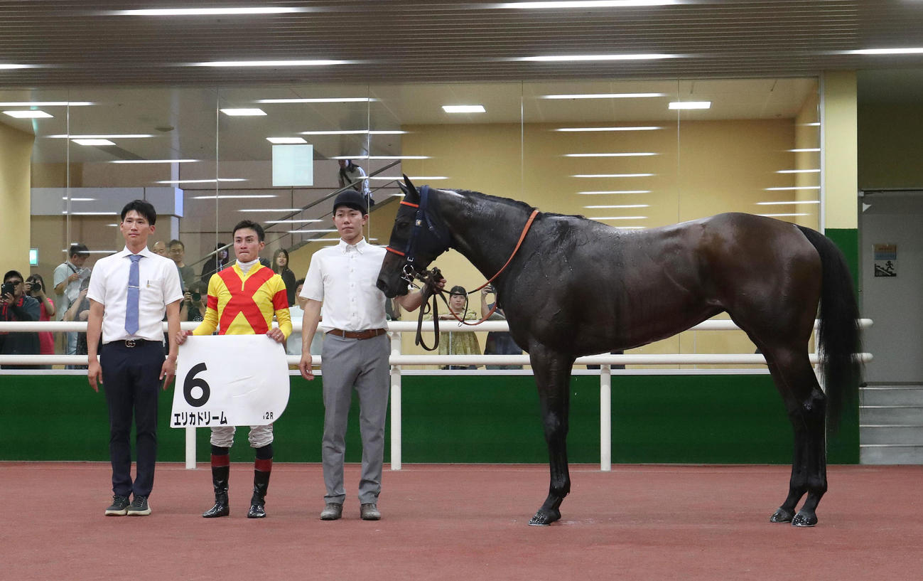 中京12R、3歳以上1勝クラスを制したエリカドリームと口取りに並ぶ富田暁騎手（撮影・白石智彦）