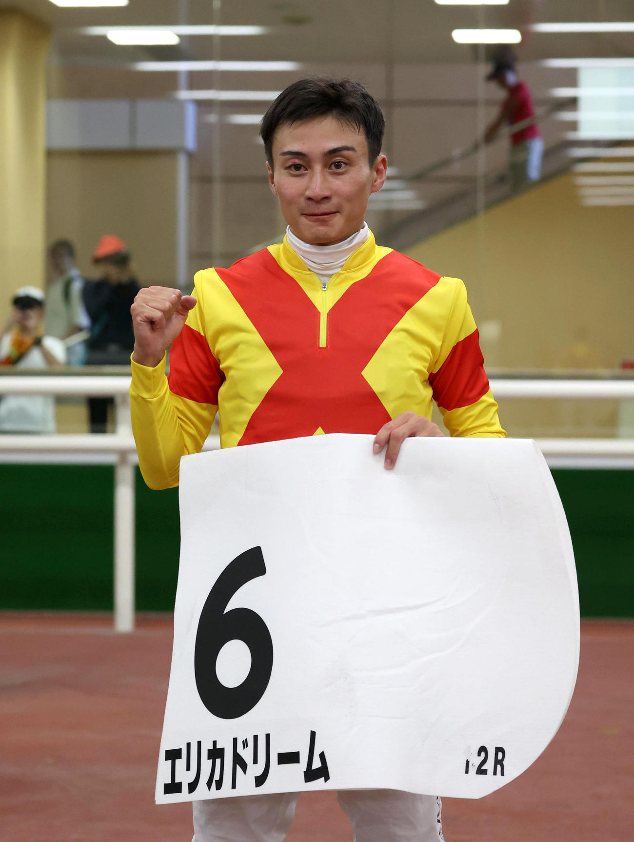 中京12R、米国遠征から帰国後初勝利を挙げてガッツポーズする富田騎手（撮影・白石智彦）