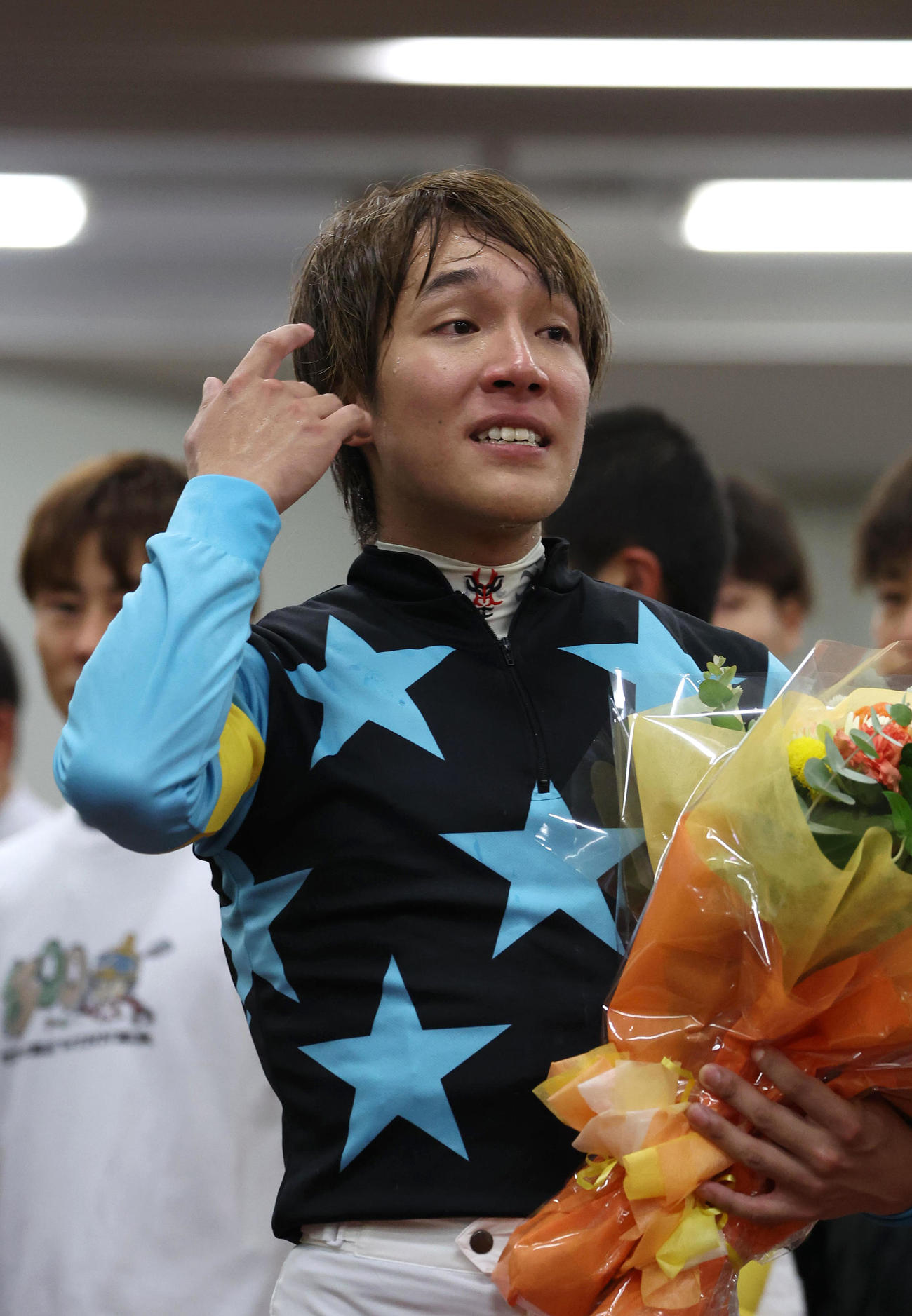 引退セレモニーを終え涙を拭う和田翼騎手（撮影・白石智彦）