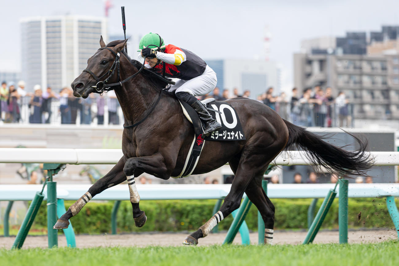 札幌日刊スポーツ杯を制したミラージュナイトと丹内騎手（撮影・村野早祐）