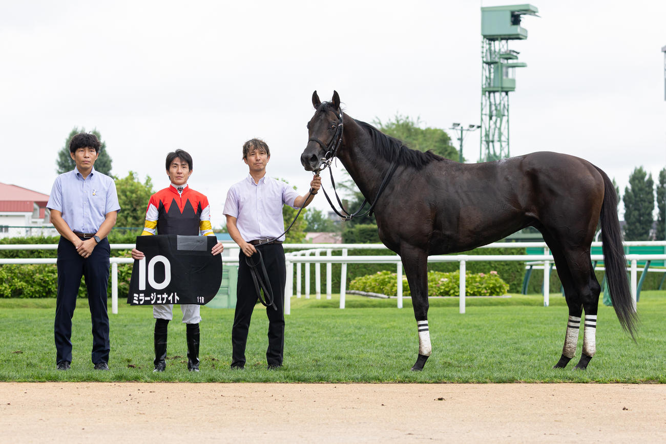 札幌日刊スポーツ杯を制したミラージュナイトと丹内騎手（撮影・村野早祐）