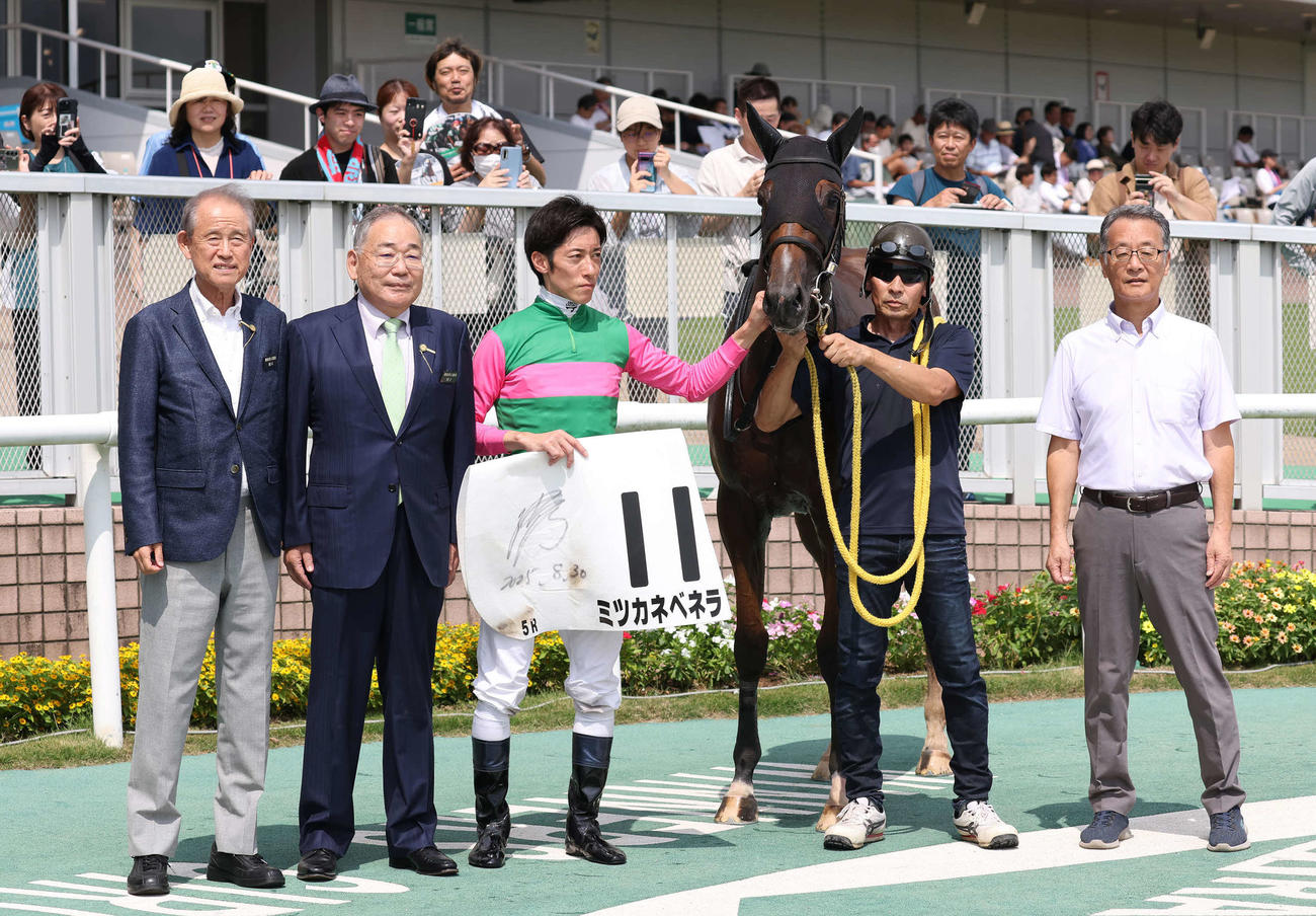 新潟5R、2歳新馬戦を制したミツカネベネラの口取りをする津村騎手と鈴木伸師（撮影・丹羽敏通）