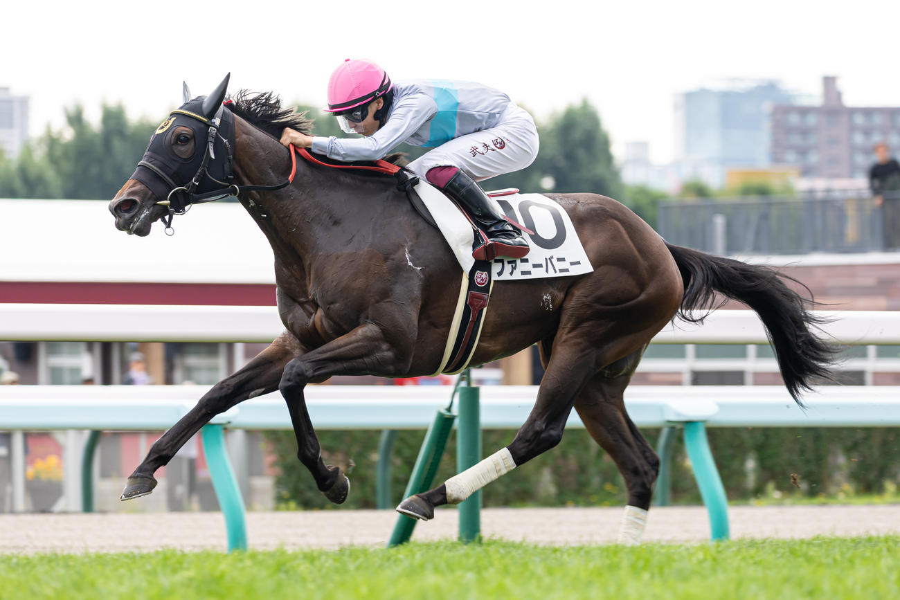 札幌1R、2歳未勝利を勝ち上がったファニーバニーと横山武騎手（撮影・村野早祐）