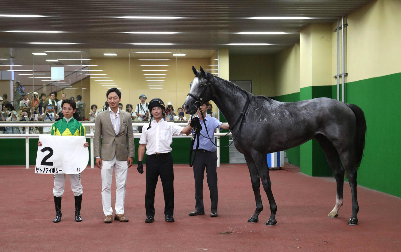 中京5R、新馬戦を制したサトノアイボリーと口取りに並ぶ団野騎手（左）（撮影・白石智彦）