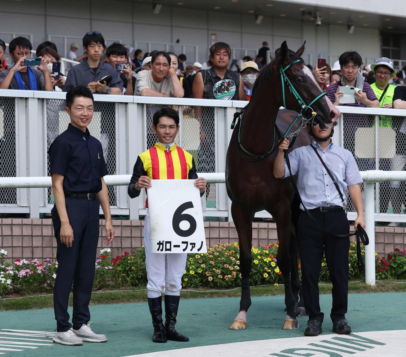 新潟5R、2歳新馬戦を制したガローファノの口取りをする黒岩師と戸崎騎手（撮影・丹羽敏通）