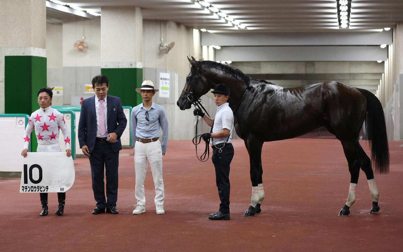 新潟6R、2歳新馬戦を制したマテンロウダビンチの口取りをする川田騎手（撮影・丹羽敏通）