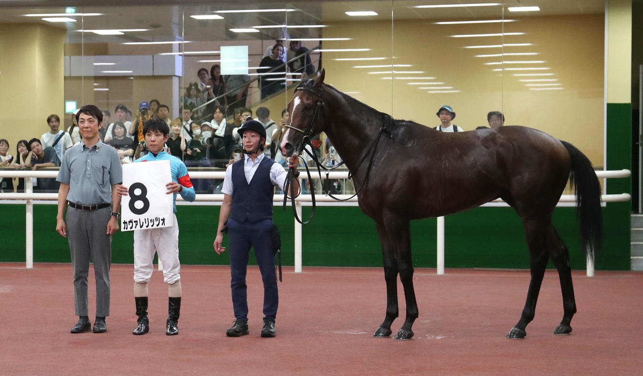 中京6R、新馬戦を快勝したカヴァレリッツォと口取りに並ぶ北村友騎手（中央）（撮影・白石智彦）