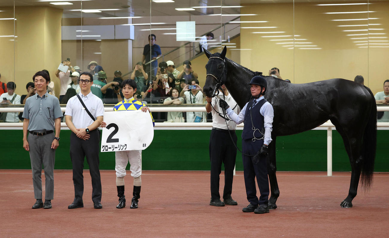 中京8R、レコードタイムで3歳以上1勝クラスを制したグローリーリンクと口取りに並ぶ北村友騎手（中央）（撮影・白石智彦）