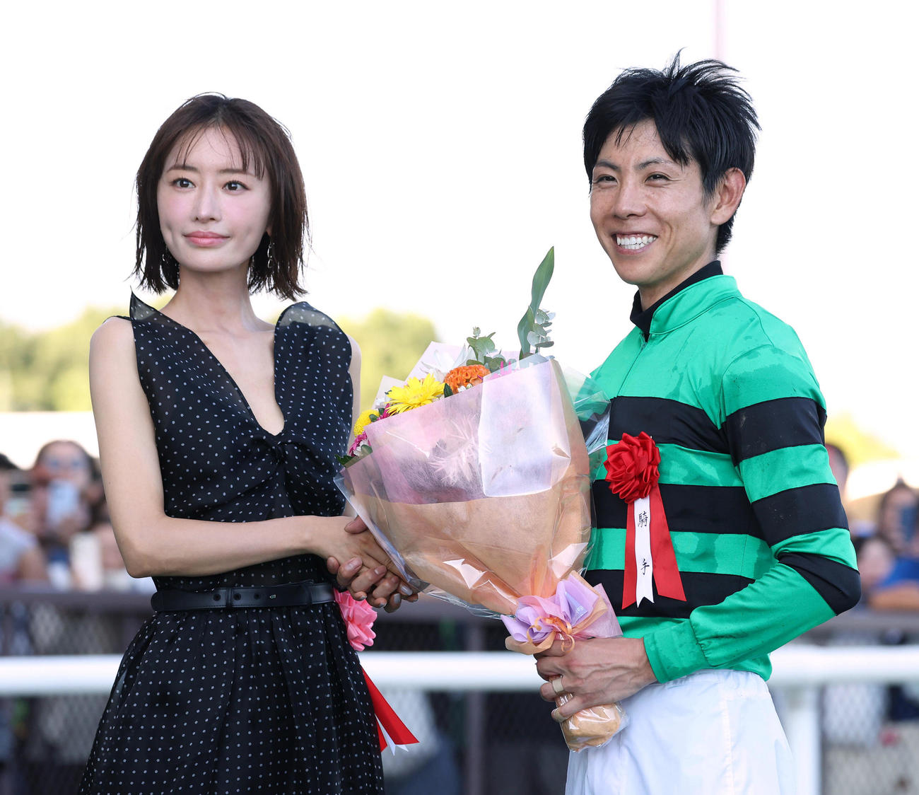 握手するプレゼンターの松本まりか（左）と笑顔の北村友騎手（撮影・白石智彦）