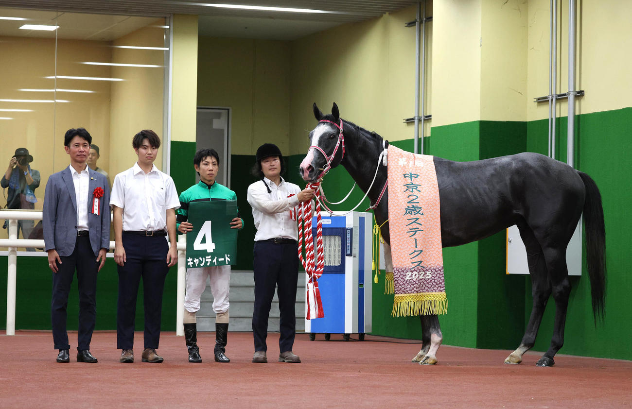 中京2歳Sを制したキャンディードと口取りに並ぶ北村友騎手（右から2人目）（撮影・白石智彦
