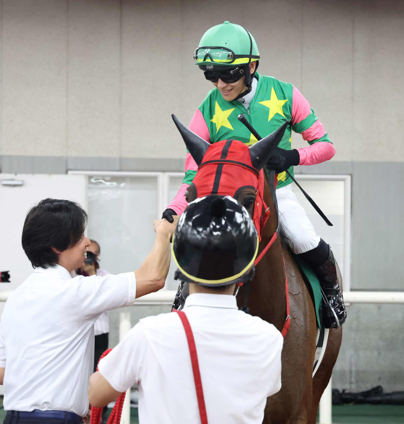 シランケドで新潟記念を制して牧浦師と握手する坂井騎手（撮影・丹羽敏通）