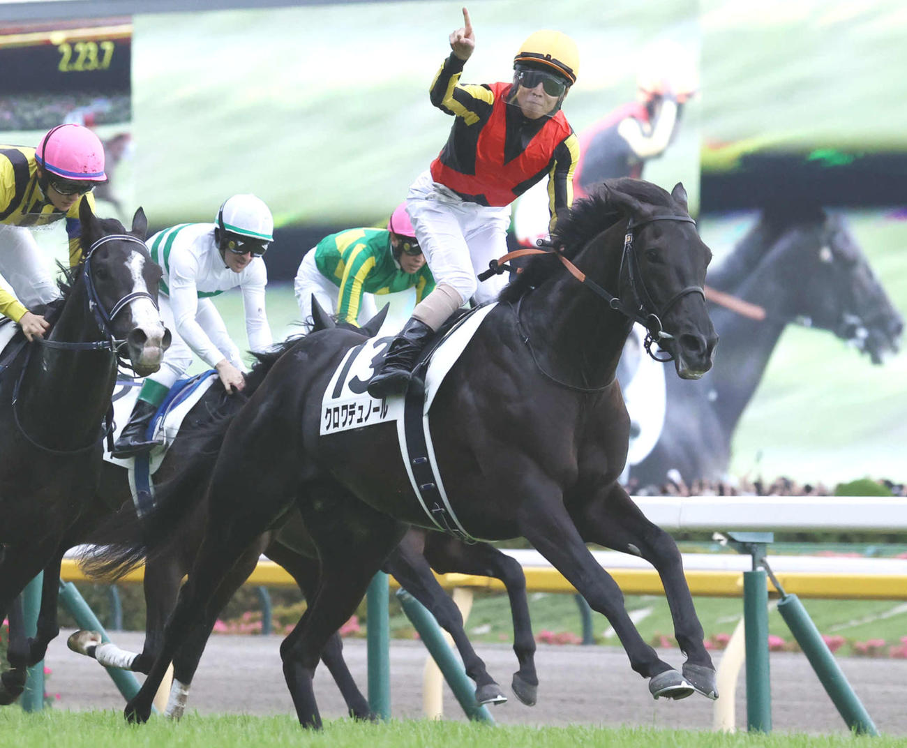 ダービーを制したクロワデュノールと北村友騎手
