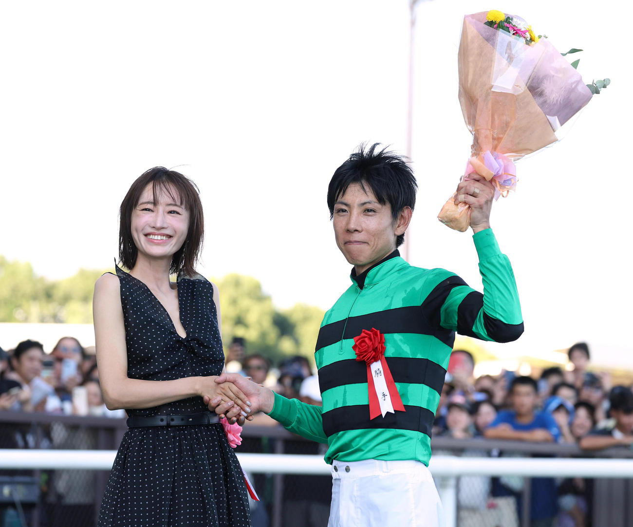 握手するプレゼンターの松本まりか（左）と笑顔の北村友騎手（撮影・白石智彦）