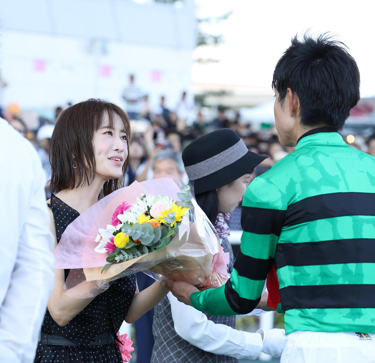 北村友騎手（右）に花束を贈呈する松本まりか（撮影・白石智彦）
