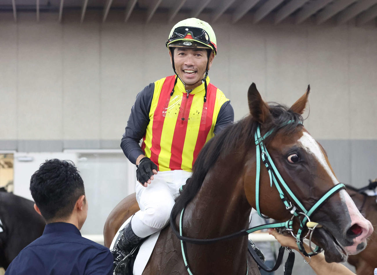 新潟5R、2歳新馬戦を制したガローファノと戸崎騎手（撮影・丹羽敏通）