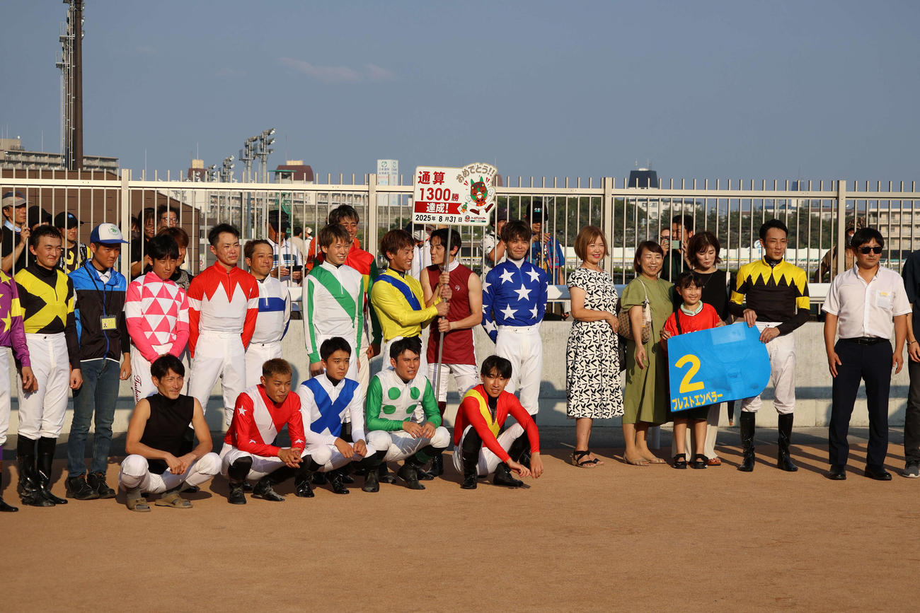 船橋4Rで地方競馬通算1300勝を達成した船橋の本橋孝太騎手（右から2人目）