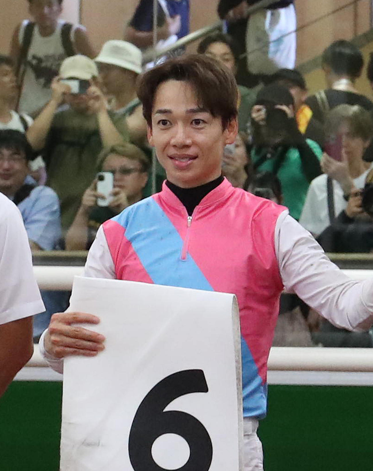 中京1R、2歳未勝利を勝ち上がったレディーゴールと口取りに並ぶ松山騎手（撮影・白石智彦）