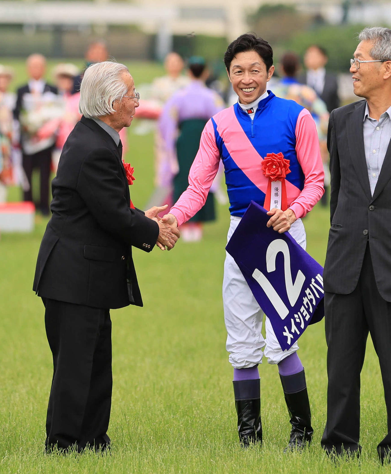 宝塚記念を制した武豊騎手と握手を交わす松本オーナー（左）（2025年6月15日撮影）