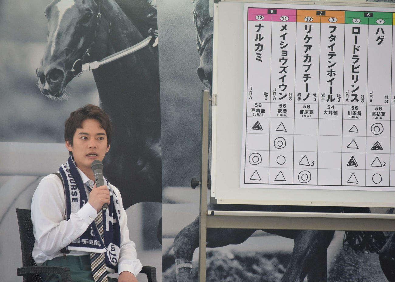 不来方賞予想会に参加した中山優馬は本命メイショウズイウンの見解を披露する（撮影・桑原幹久）