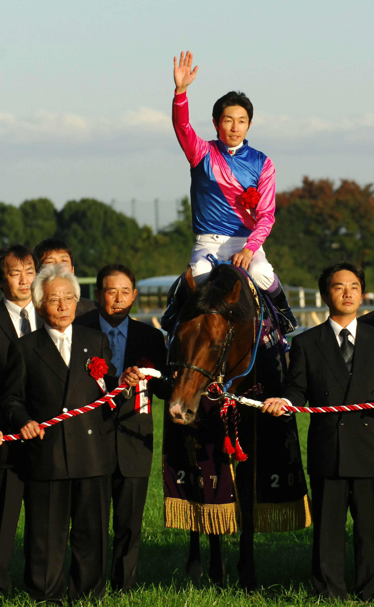07年の天皇賞・秋を制したメイショウサムソンと武豊騎手。左下が松本好雄オーナー