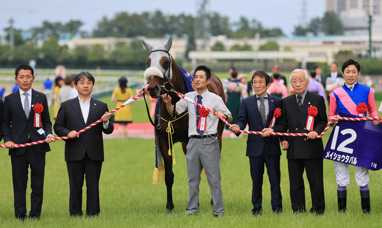 宝塚記念を制したメイショウタバルと武豊騎手（右）、松本オーナー（右から2人目）ら