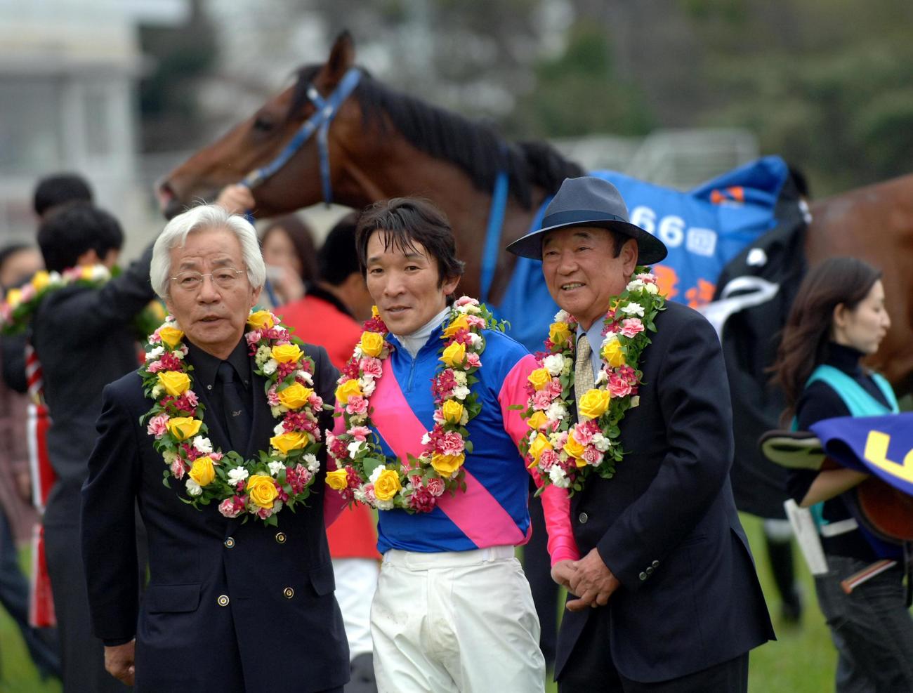 06年、皐月賞を制したメイショウサムソンの記念撮影に納まる左から松本オーナー、石橋騎手、瀬戸口師