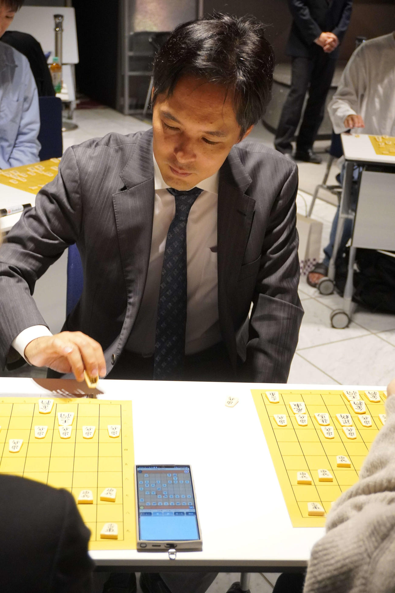 東京競馬場のイベントで将棋指導する阿久津主税八段