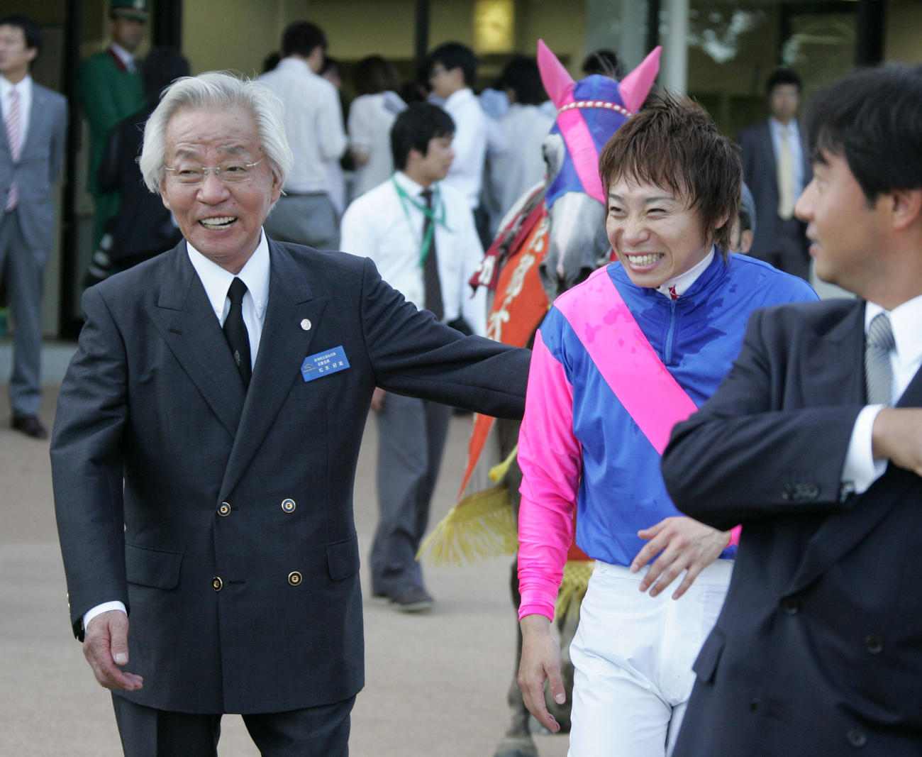 京都大賞典を制し松本好雄オーナーから祝福を受ける池添謙一騎手（右）（2010年10月10日撮影）