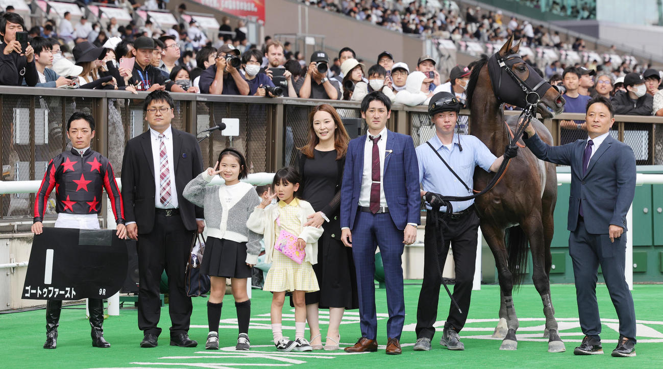 テレ玉杯を制し口取りを行う川田騎手（左端）らゴートゥファーストの関係者（2024年5月12日撮影）