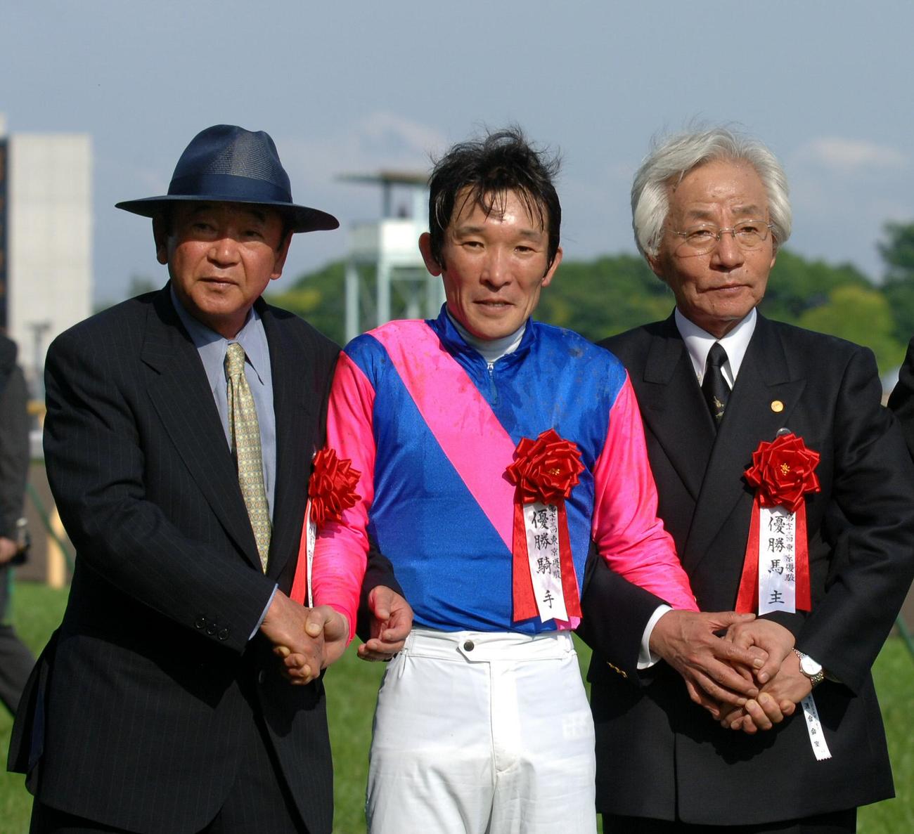 06年ダービーを制した石橋守騎手を祝福する瀬戸口調教師（左）と松本オーナー（右）