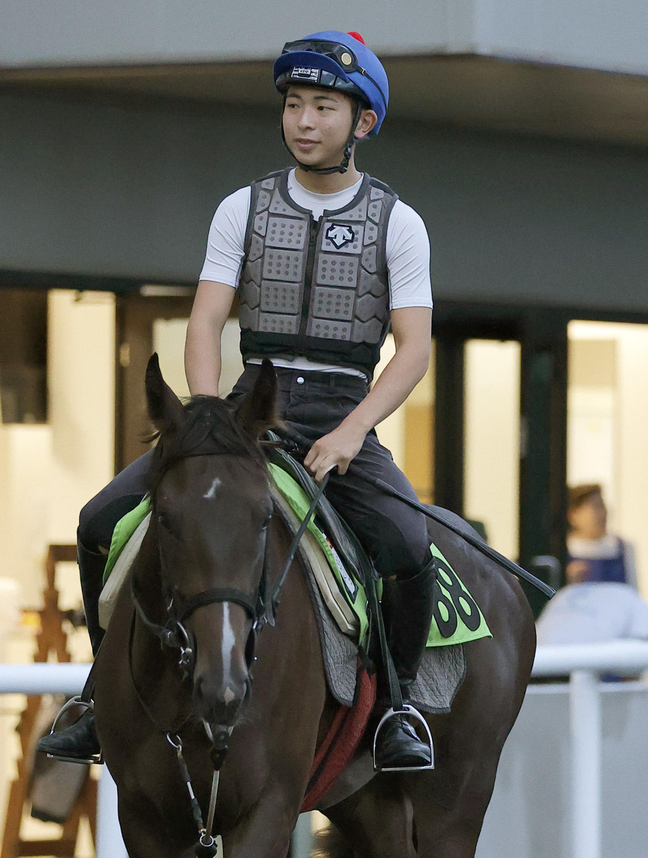 橋木騎手を背に、札幌競馬場で調整するポペット