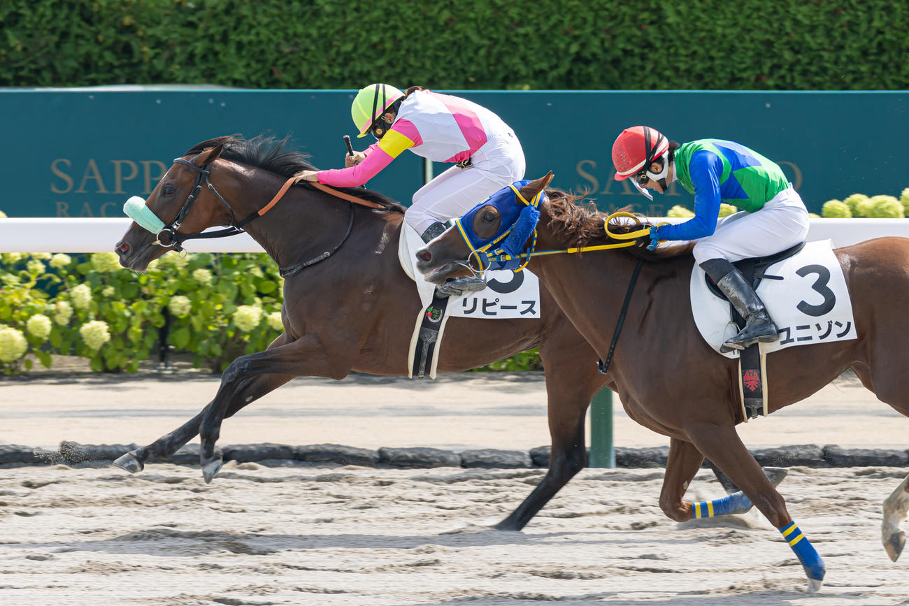 札幌1R、2歳未勝利を勝ち上がったリピースと小林騎手（撮影・村野早祐）