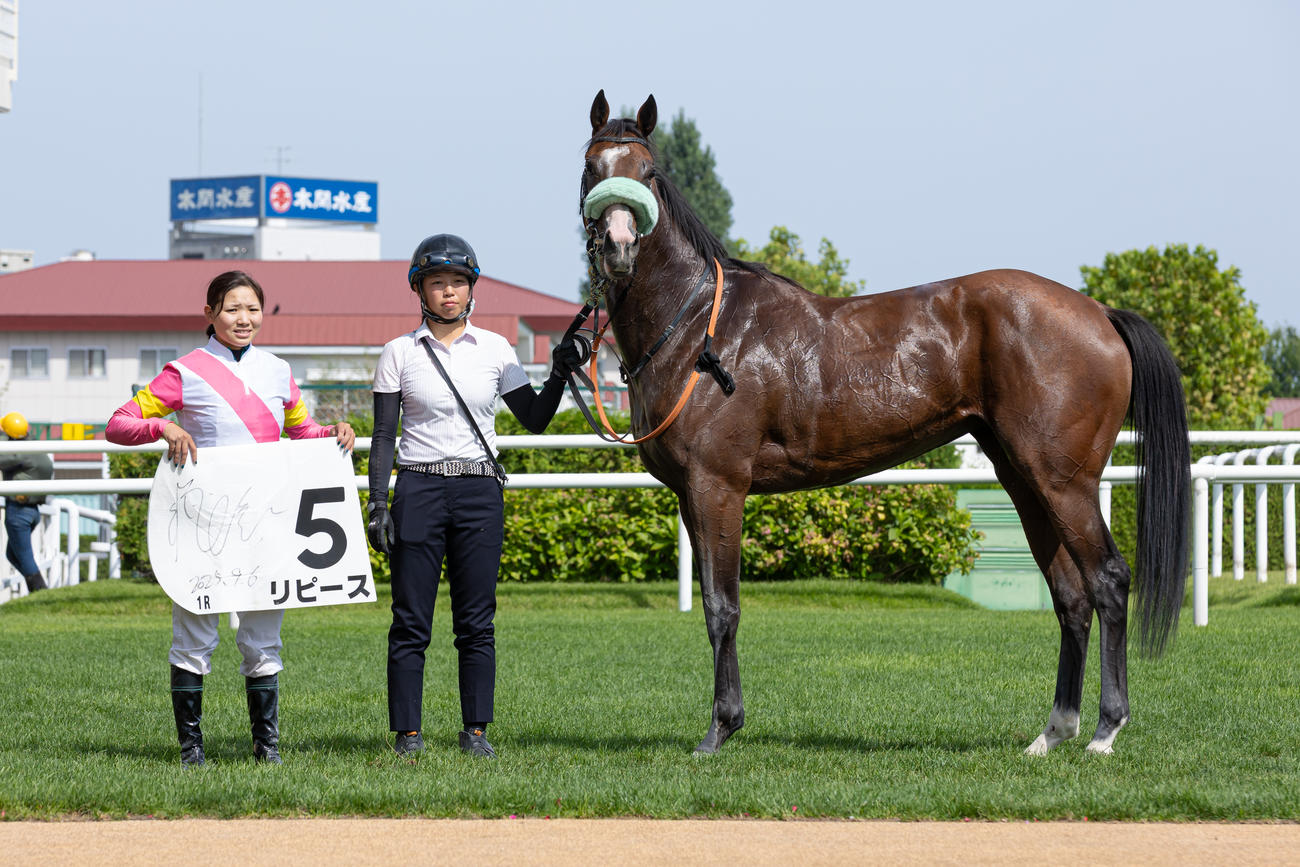 札幌1R、2歳未勝利を勝ち上がったリピースと小林騎手（撮影・村野早祐）