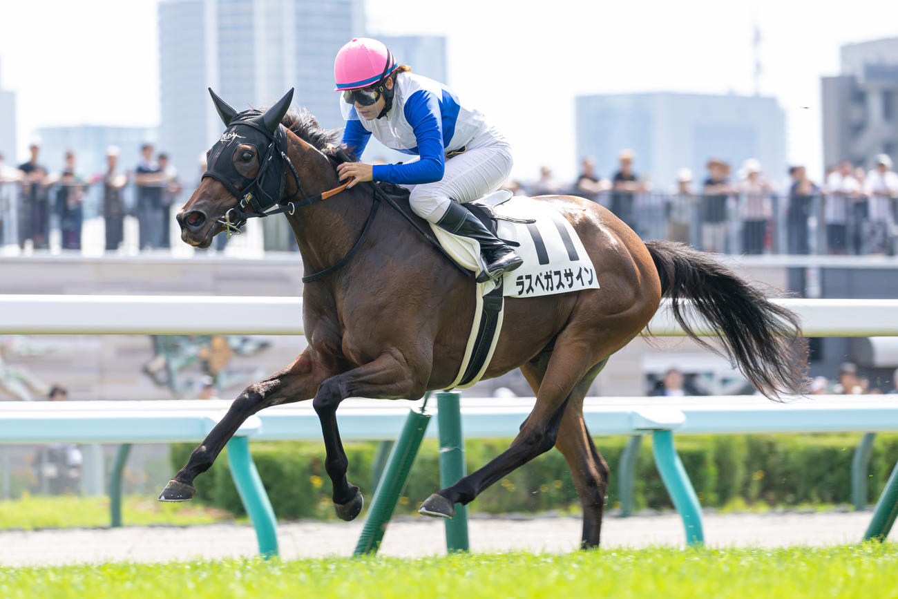 札幌2R、2歳未勝利を勝ち上がったラスベガスサインと小林騎手（撮影・村野早祐）