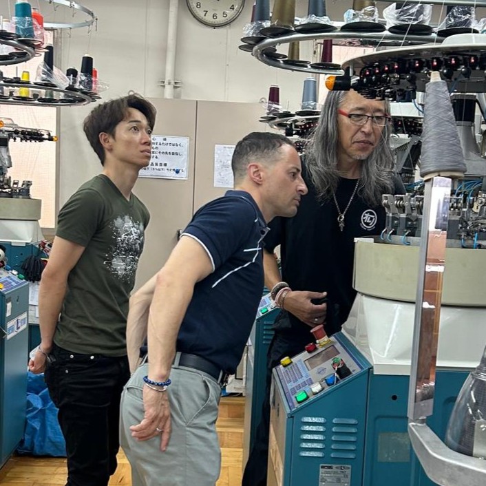 靴下開発のため奈良県の広陵町を訪問したルメール騎手と松山騎手（C）CL by C・ルメール