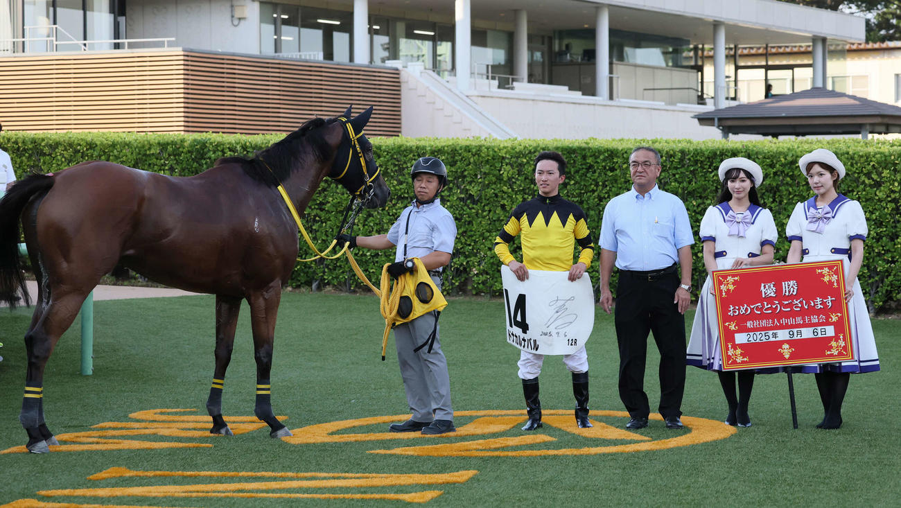 中山12R、3歳上1勝クラスを制したドナカルナバルの口取りをする菅原明騎手と高木師（撮影・丹羽敏通）