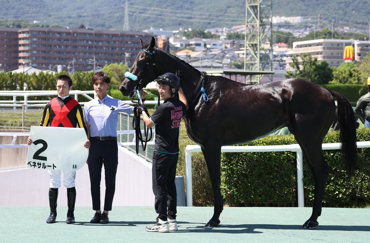 阪神5R、新馬戦を制したベネサルートと口取りに並ぶ吉村騎手（左）（撮影・白石智彦）