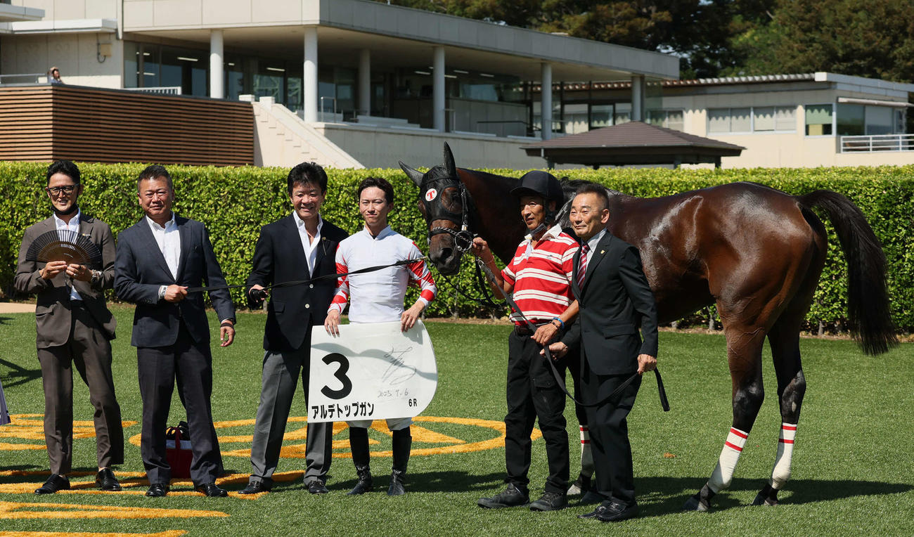 中山6R、2歳新馬戦を制したアルデトップガンの口取りをする菅原明騎手と田中剛師（撮影・丹羽敏通）