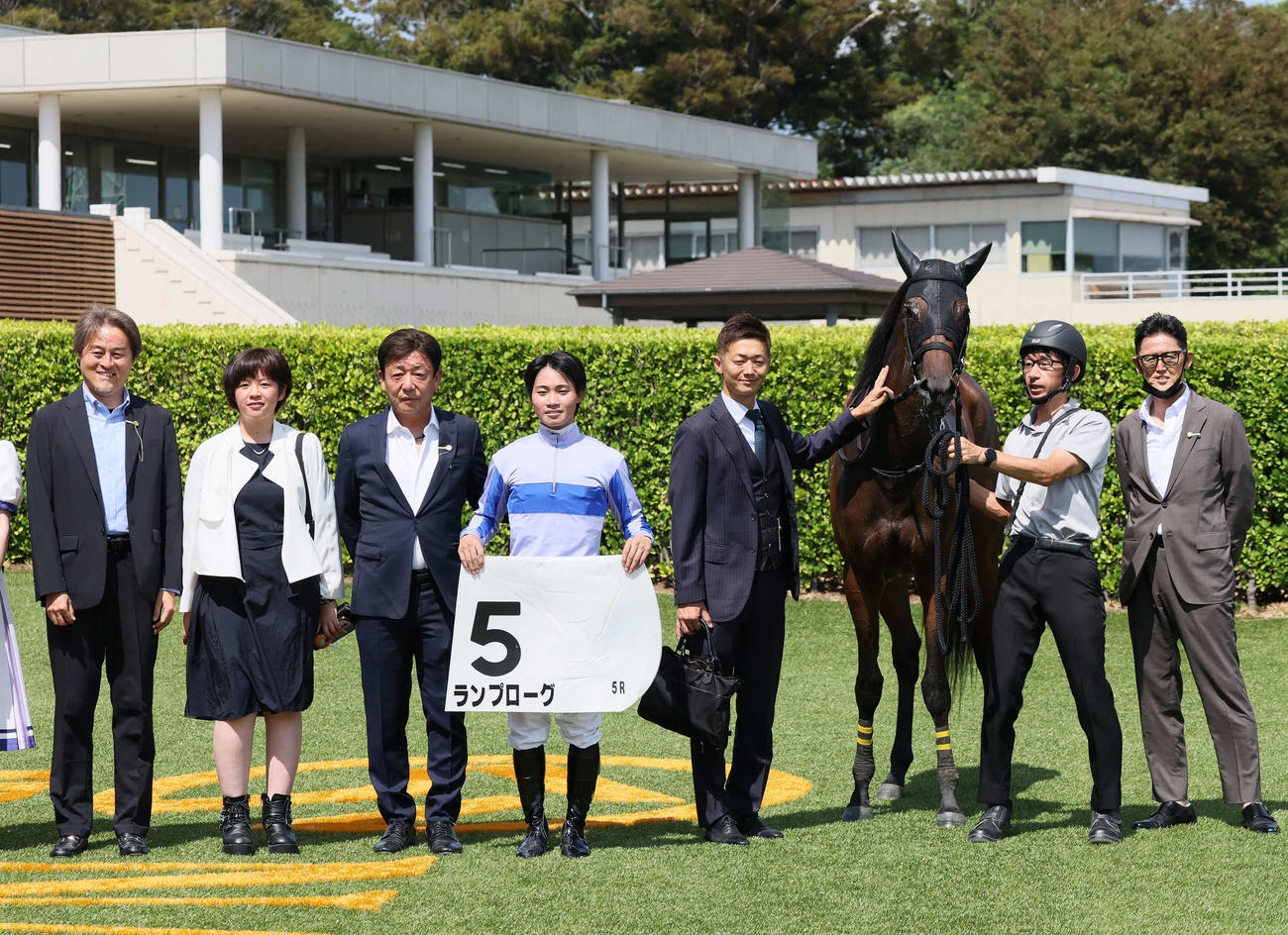 中山5R、2歳新馬戦を制したランプローグの口取りをする石田騎手と矢野師（撮影・丹羽敏通）