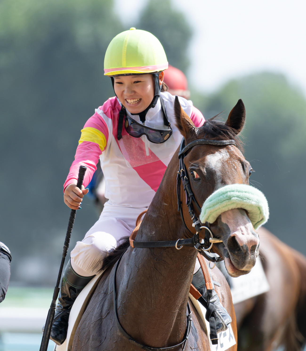 札幌1R、2歳未勝利を勝ち上がったリピースと小林美騎手（撮影・村野早祐）