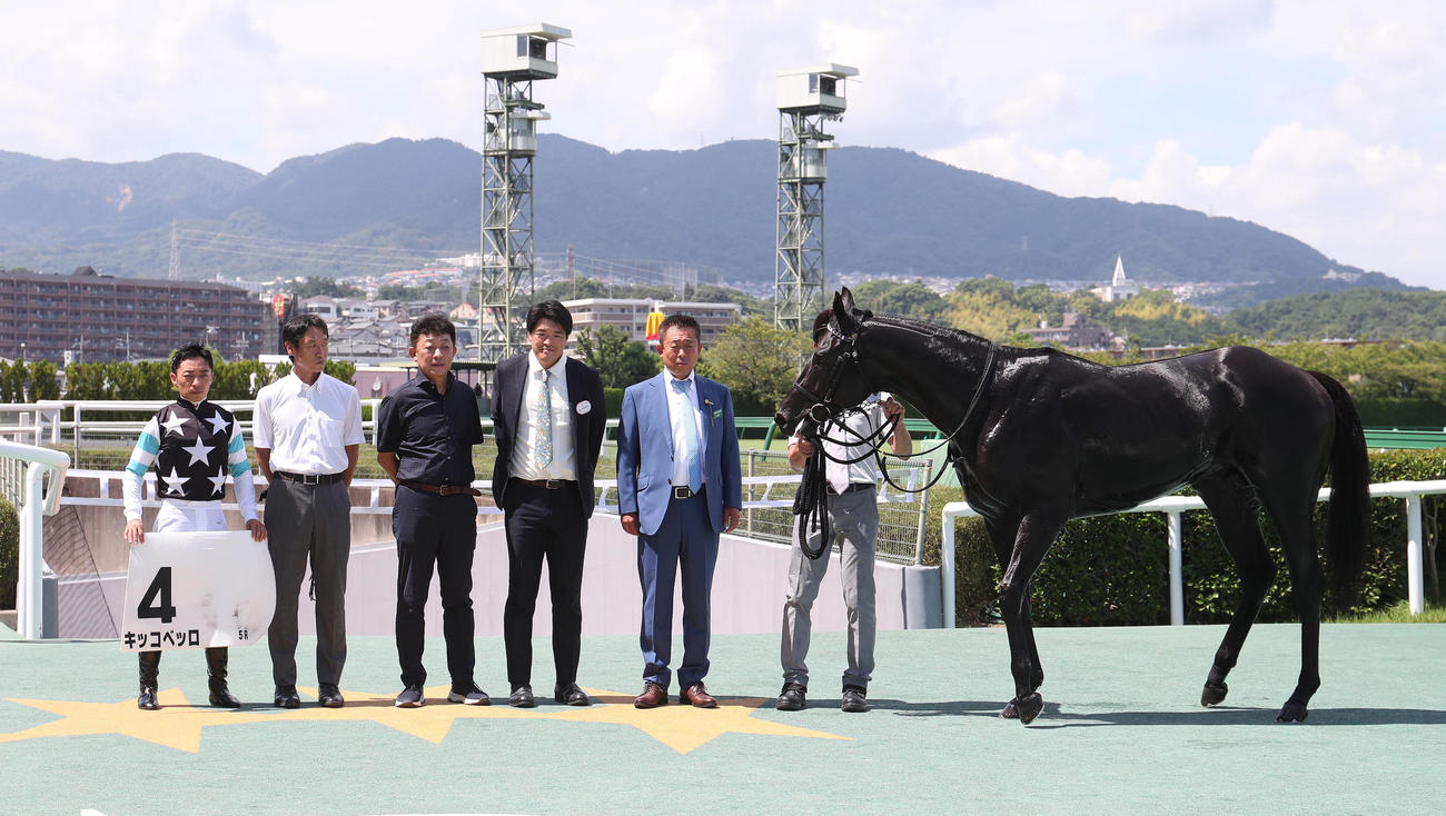 阪神5R、新馬戦を快勝したキッコベッロと口取りに並ぶ川田騎手（左）（撮影・白石智彦）